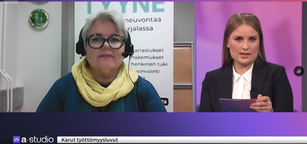 Kuvakaappaus A-studiosta. Taina haastateltavana vasemmalla ja toimittaja oikealla.